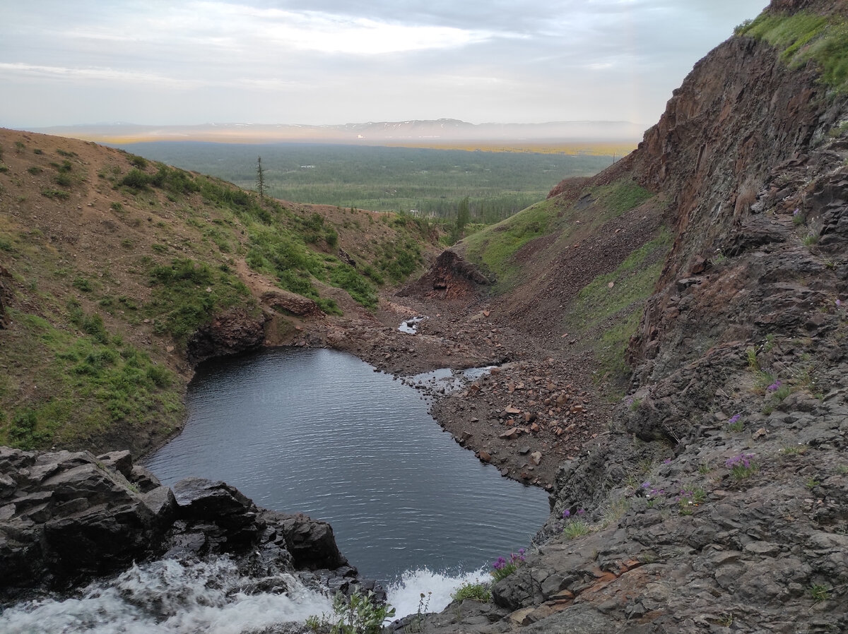 Водопад красные камни Норильск