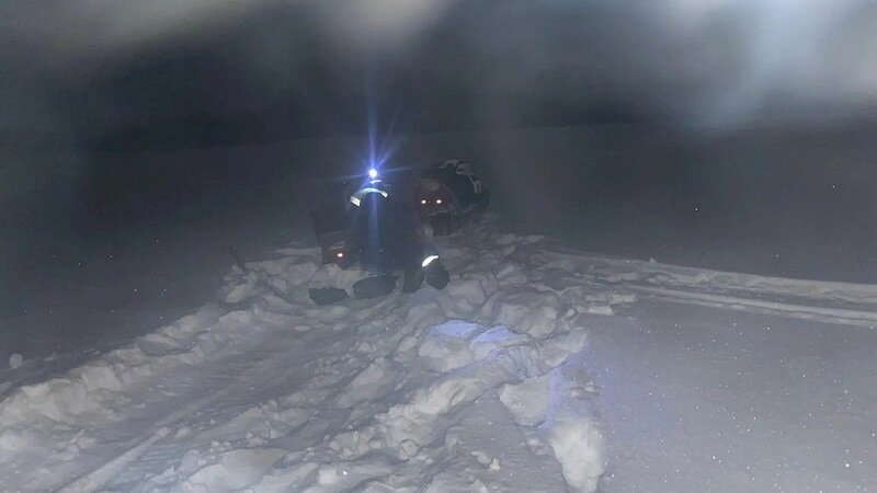    Югорские спасатели помогли выбраться мужчине, застрявшем на реке на снегоходе