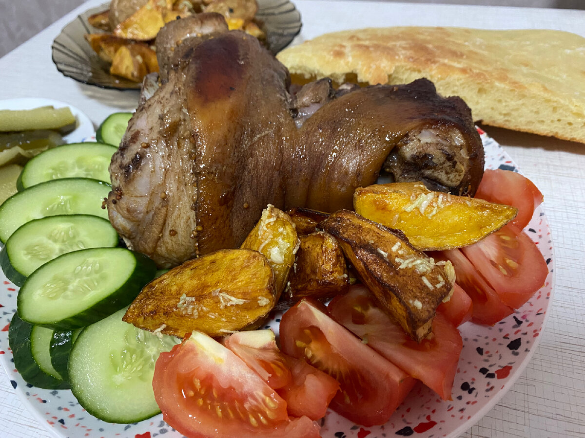 Свиная рулька в горчично-соевом соусе