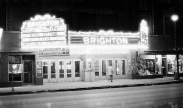 Брайтонский театр, расположенный на углу Арчер и 42-й улицы в Чикаго, как он выглядел в 1956 году.