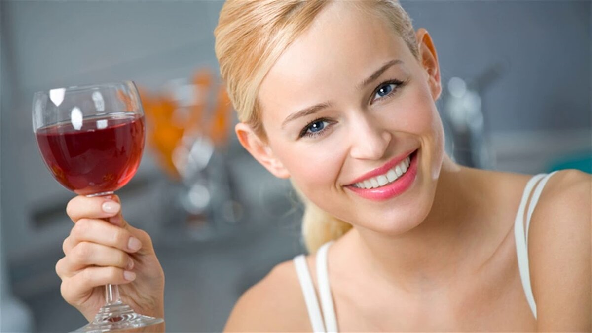 Девушки и стакан. Женщина и стакан. Красивая женщина с бокалом. Женщина с бокалом. Женщина пьет воду.