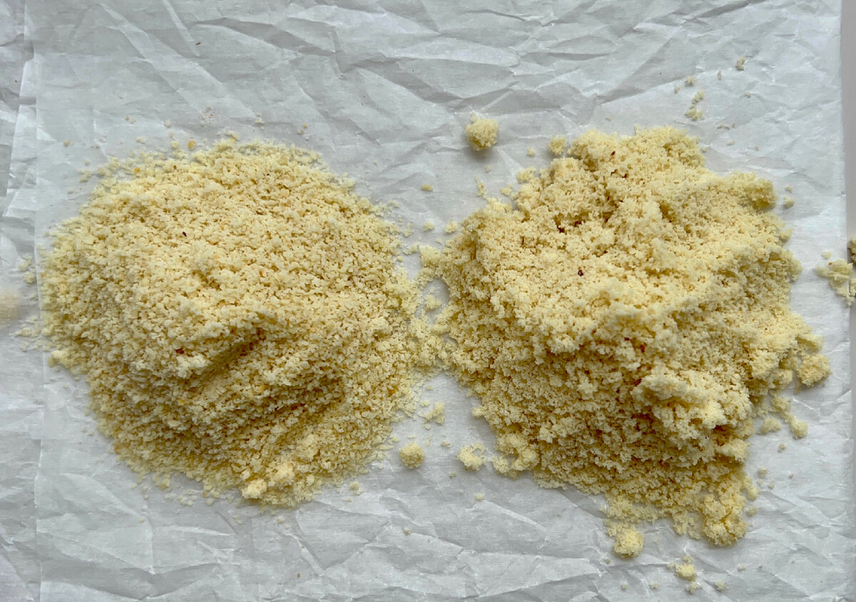 Слева мука до помола. Справа измельченная. 