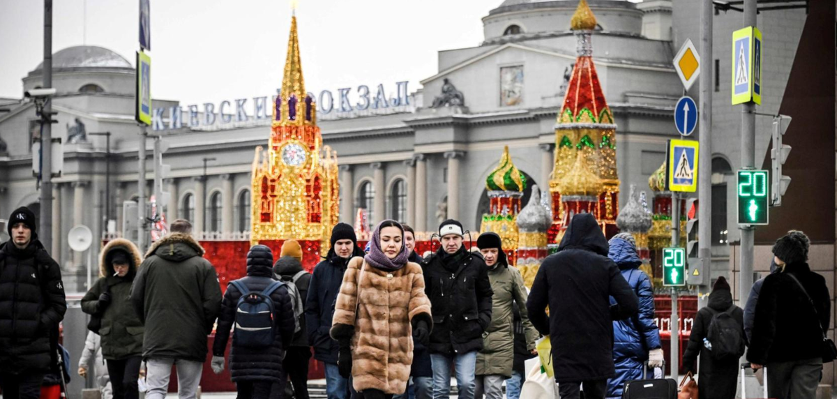Центр Москвы: война лишь постепенно проникает в повседневную жизнь многих россиян © ALEXANDER NEMENOV/AFP