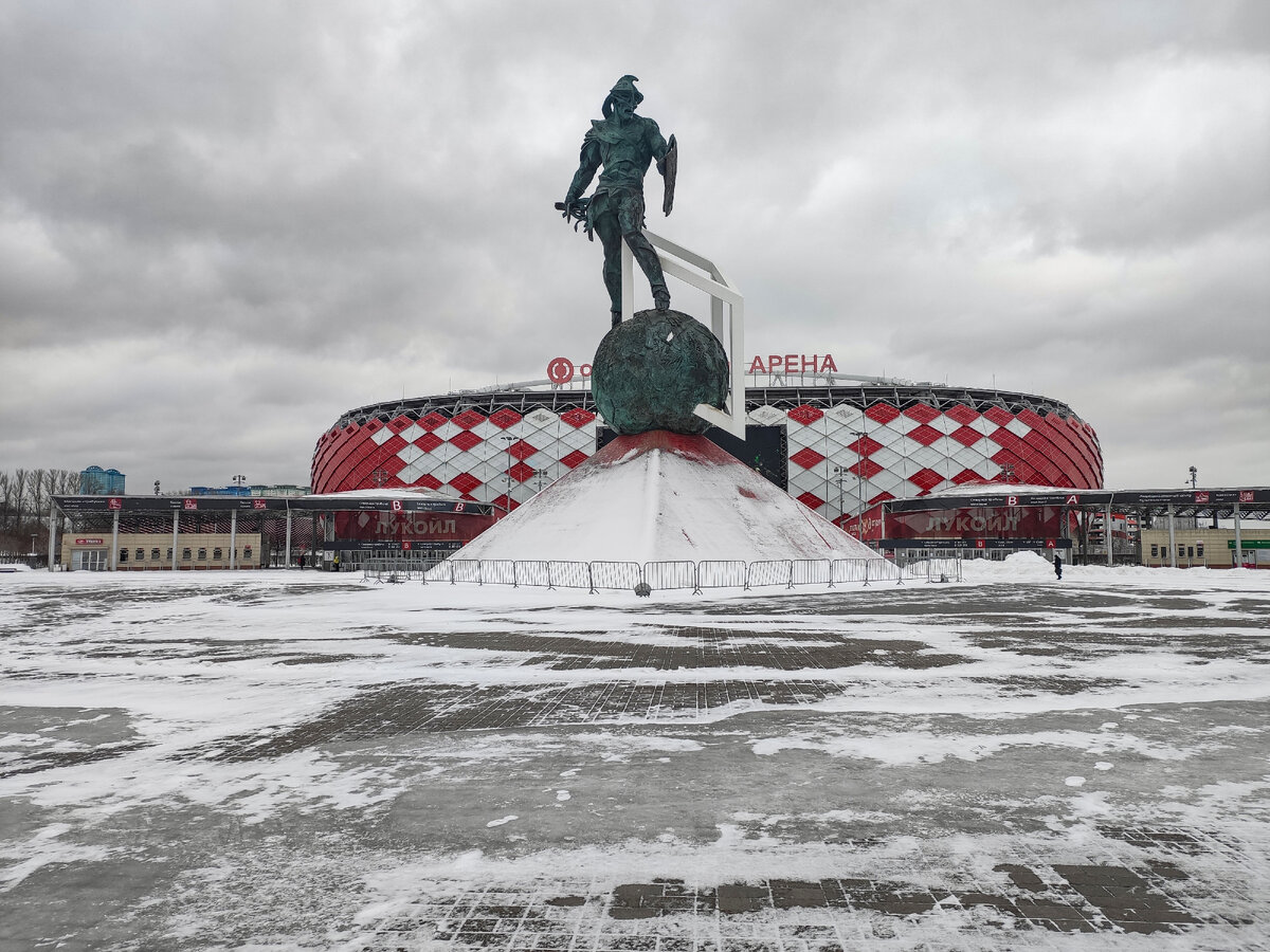 Стадион Открытие Арена и гладиатор.