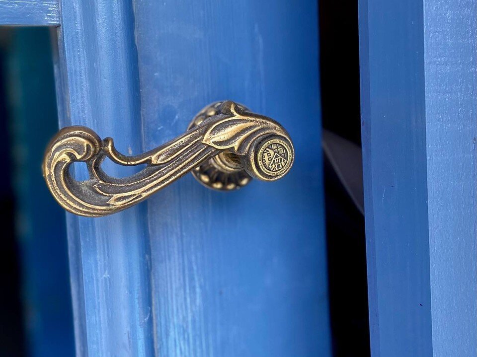     На восстановленные двери устанавливают не менее интересные ручки.  Фонд капремонта Калининградской области.