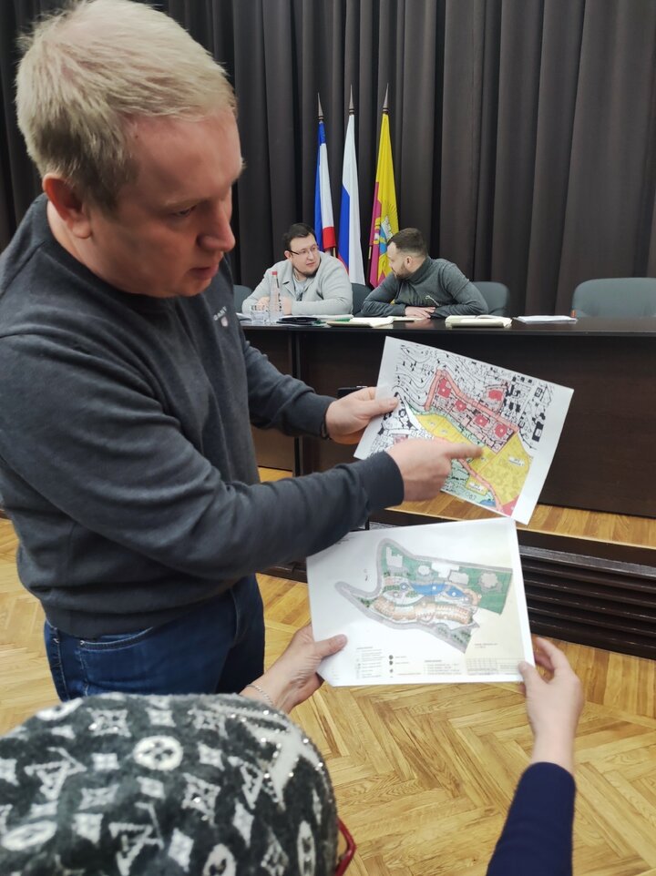     Представитель застройщика знакомит с предполагаемым проектом.