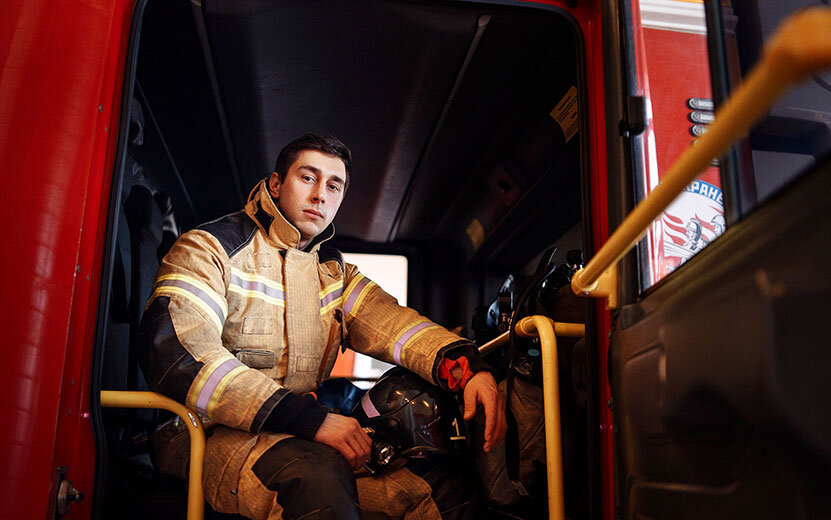  Старший пожарный Илья Глобенко покорил нас не только своими историями, но и приятным бархатным голосом. Фото: Мария Бакланова