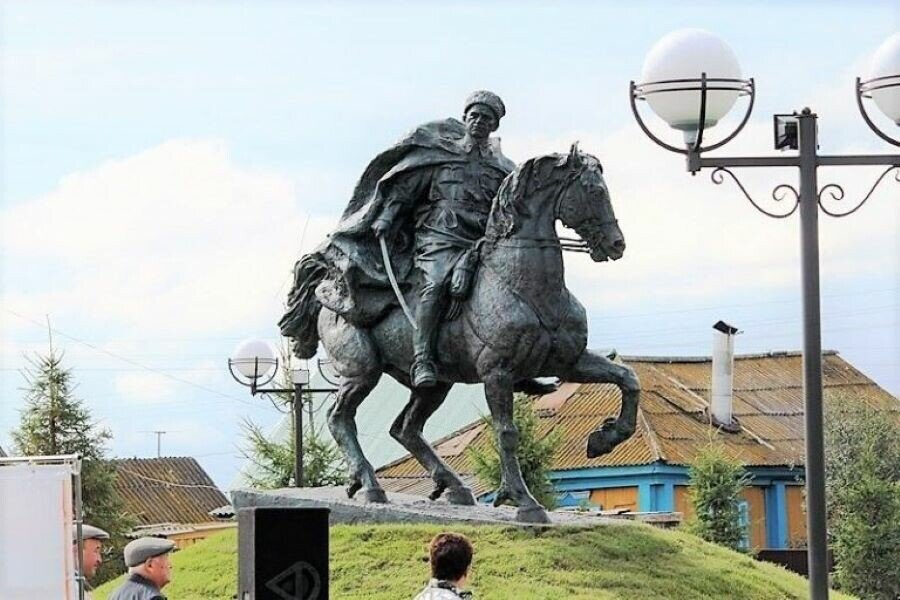 
Памятник в селе Шаймуратово Кармаскалинского района на родине героя
Источник фото: tatar-congress.org