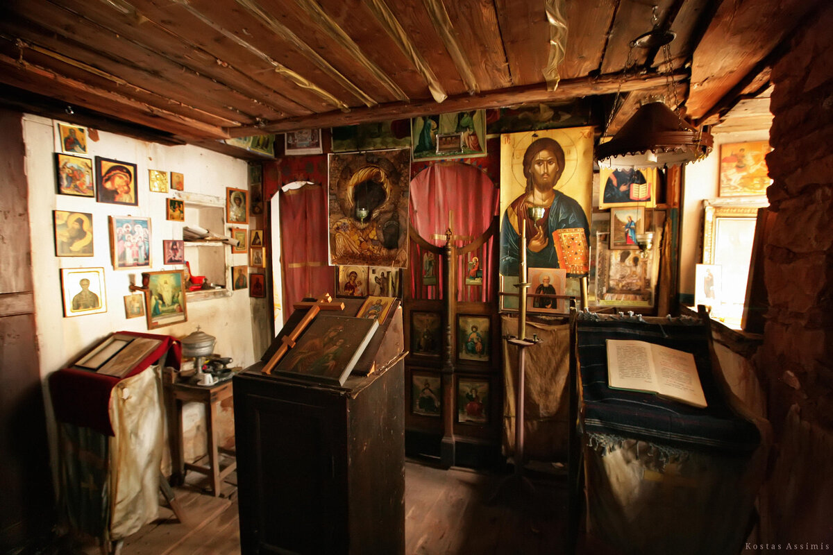 Фото Костаса Ассимиса. Афон. В 1984 г приехал на святую гору и много десятилетий фотографирует жизнь монахов. Представитель Русского Св-Пантелеймонова монастыря Св.Горы Афон.