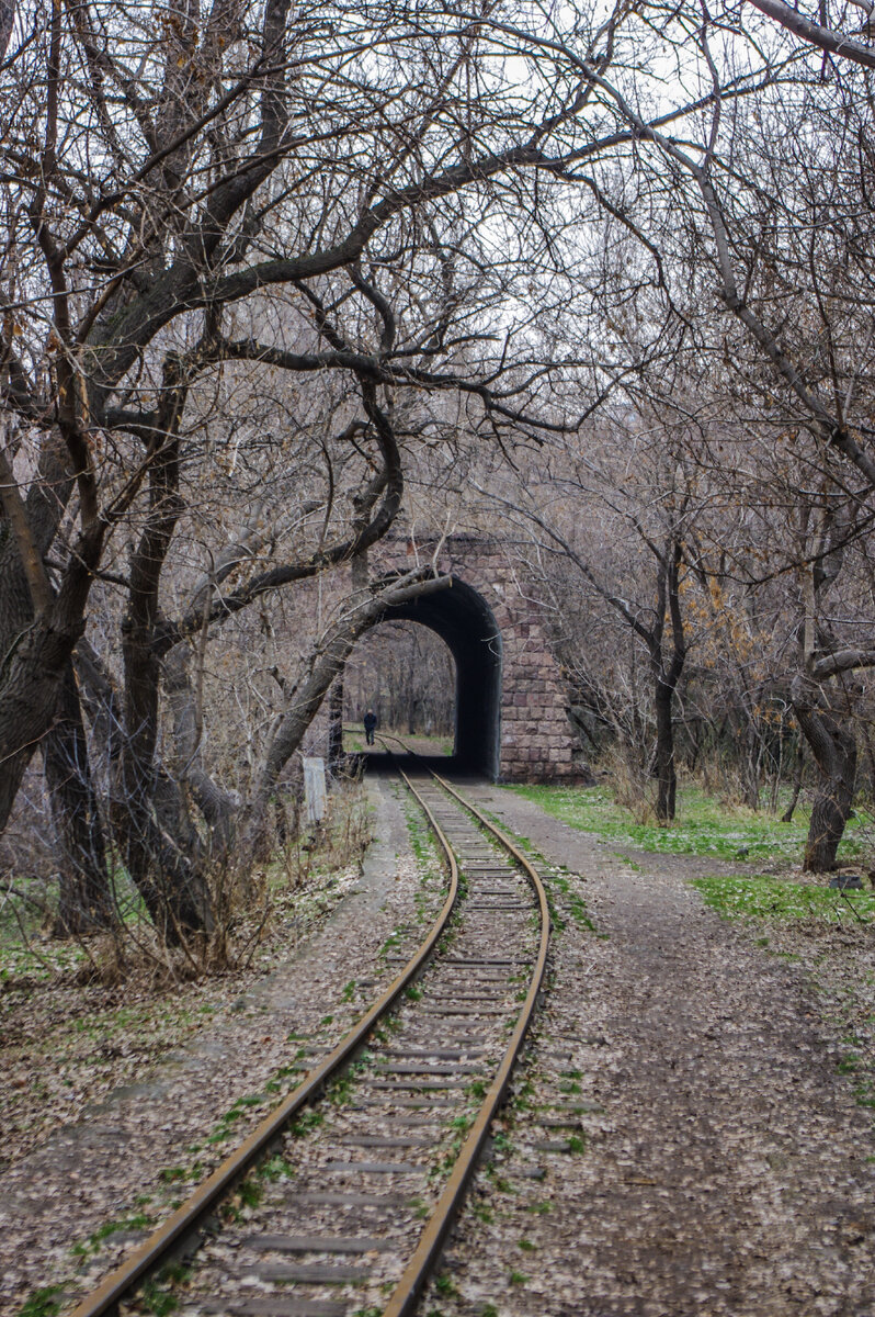 Местные периодически используют дорогу как пешеходную. Фото автора