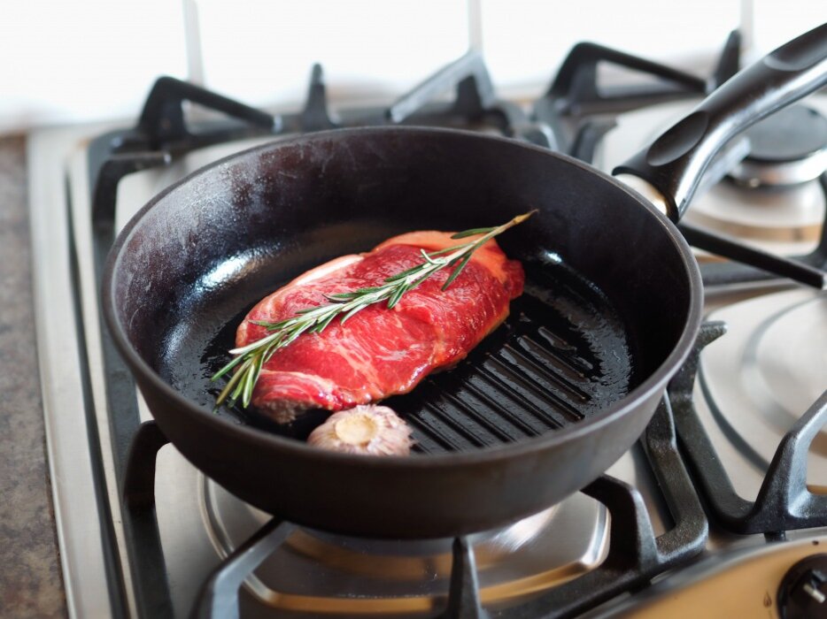 Лисички жареные со сметаной и луком. Как правильно жарить. Креветки жареные с чесноком. Жареная картошечка. Жареный лук на сковороде.