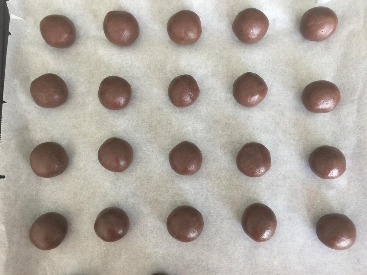 Замесить из всех ингредиентов мягкое тесто. Скатать шарики размером с грецкий орех. Выложить на противень застеленный пергаментной бумагой.