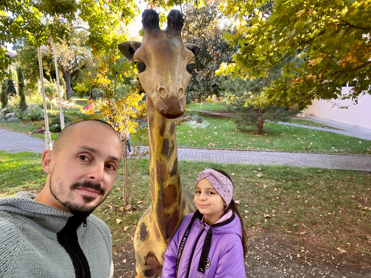 22.10.2022. С нами в кадре еще один дальний родственник Анютиного любимого жирафика Тилса