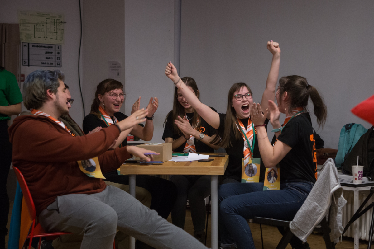 Участники квиза "Зеленый чемодан" радуются правильному ответу