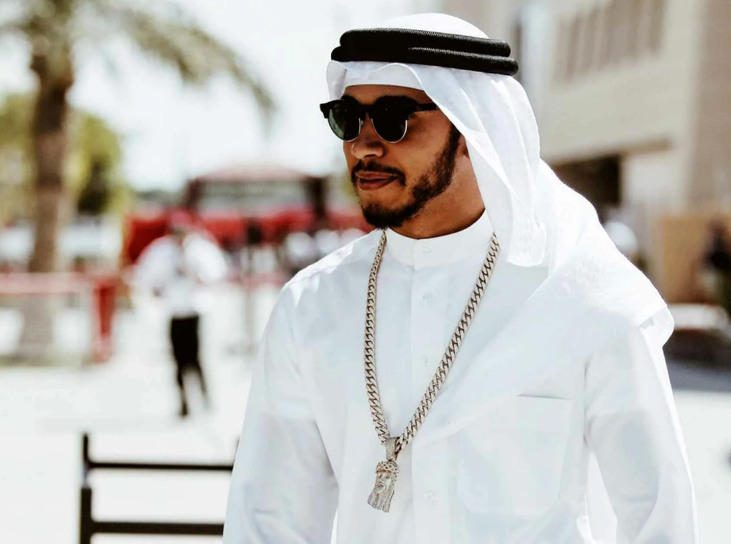 Arab shayxlari. Льюис Хэмилтон в костюме араба. Льюис Хэмилтон в костюме шейха. Шейх Чиммирза. Одежда арабских шейхов.