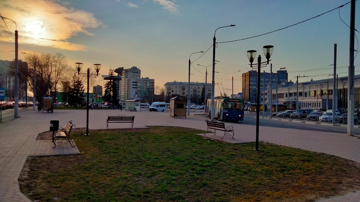 Площадь возле железнодорожного вокзала в городе Иваново, когда возвращался вечером домой. Это для меня памятное место, так как вызывает массу воспоминаний, а они помогают пережить негатив.