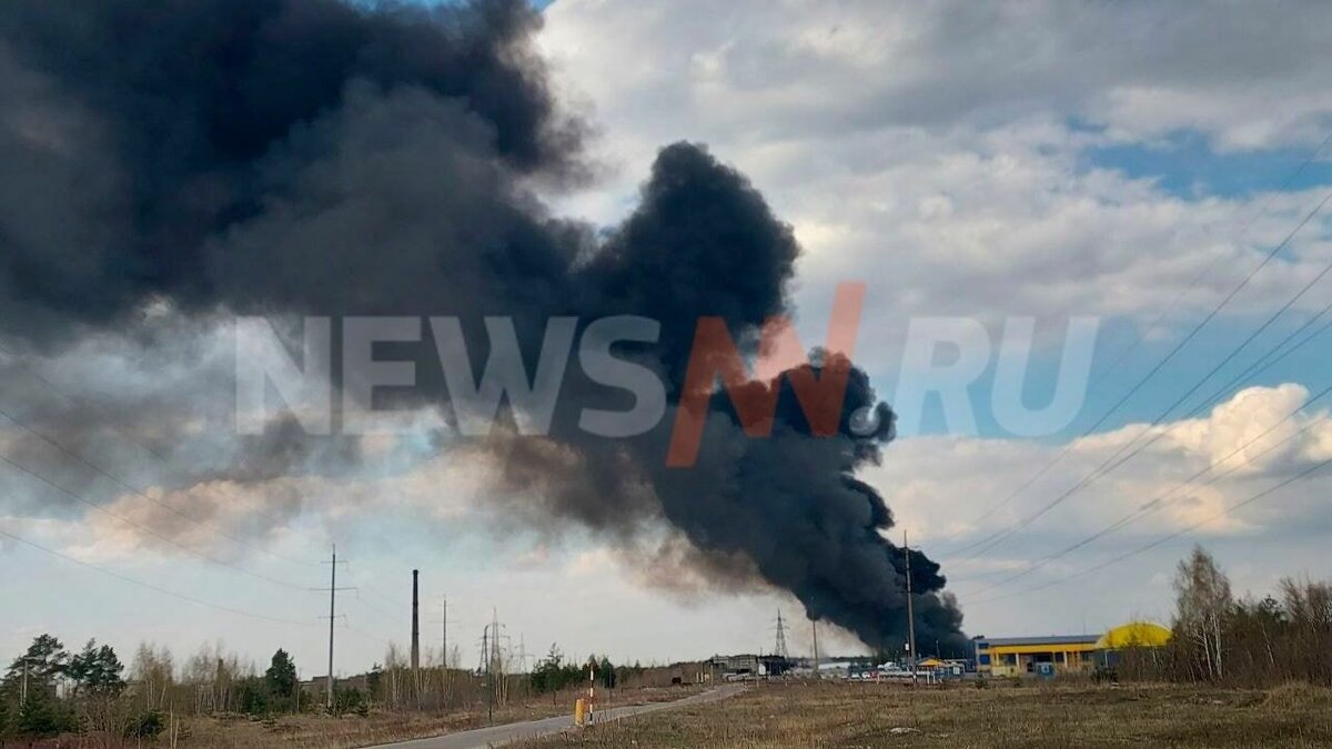     Площадь пожара в промзоне Дзержинска увеличилась до 4500 квадратных метров. Об этом рассказал глава города Иван Носков в своих соцсетях.