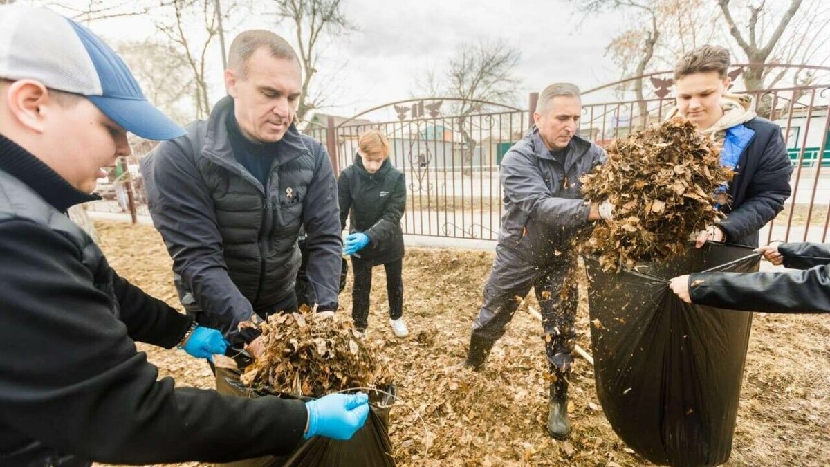    23 тысячи жителей Тюмени приняли участие накануне в общегородском субботнике. Горожане привели в порядок территорию площадью более 10 тысяч квадратных метров и убрали более 7 тысяч кубометров мусора.