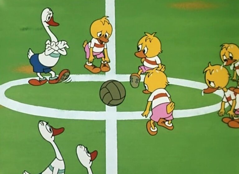 Который играет не умеет. Много игрушек. Ребенок с футбольным мячом. Футболисты из советского мультика. Месси пожимает руку.