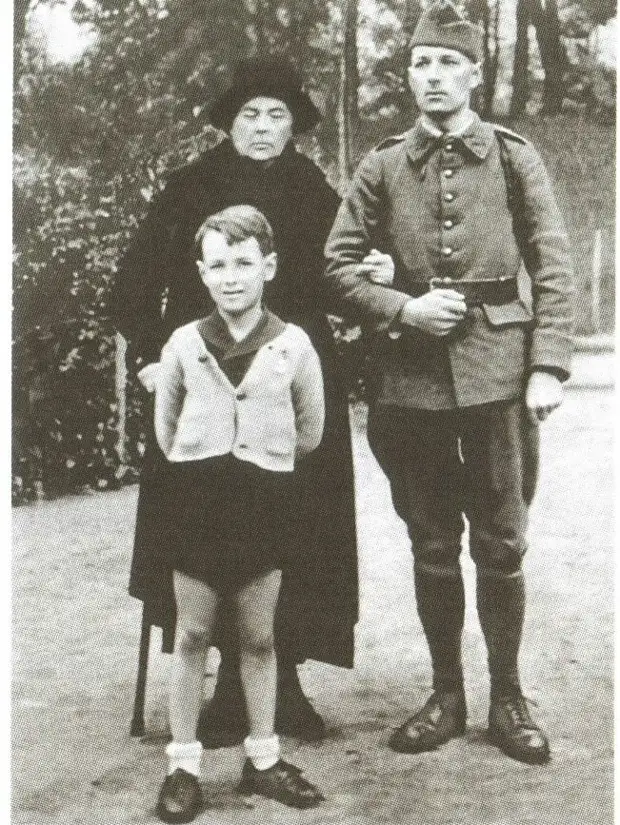 Софья Федоровна Колчак с сыном Ростиславом и внуком Александром. 1939 год. Фотография из открытого источника