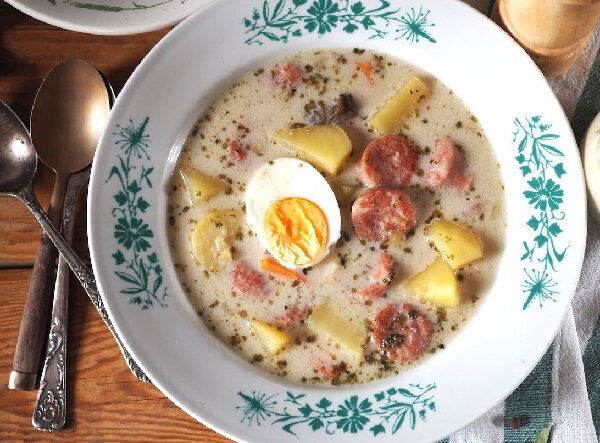 Белый суп с колбасой и грибами — мой любимый вариант этого традиционного польского супа.