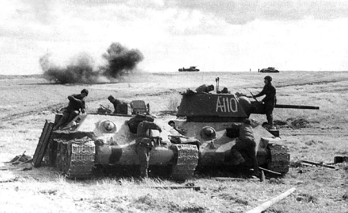 Ремонтники восстанавливают подбитый танк, июль 1943 г.