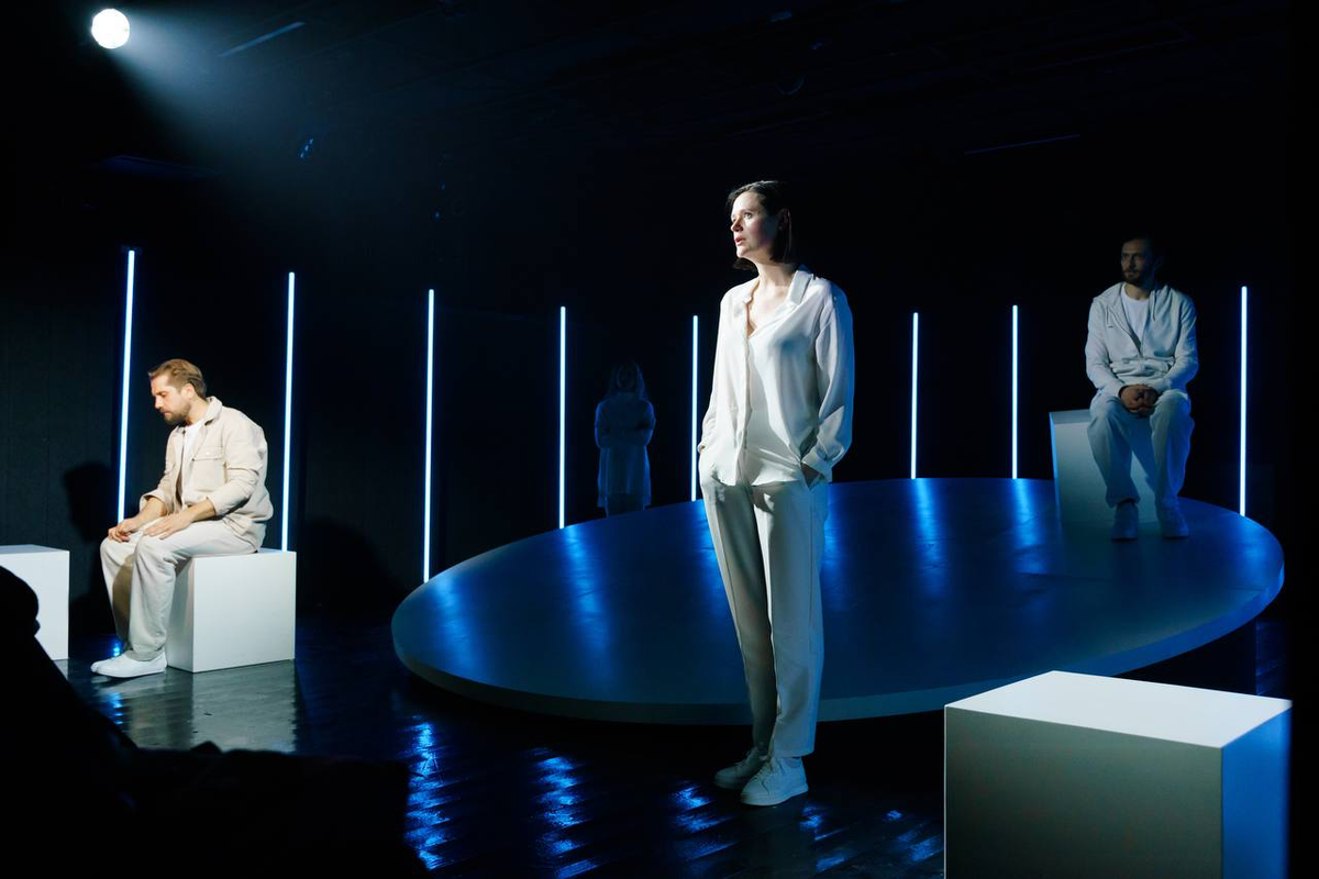    в спектакле "Остановка"