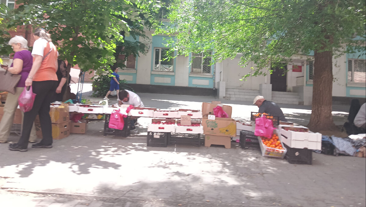     Скандальный нелегальный рынок, который до сих пор действует на пешеходной улице Сержантова у здания полиции в Ростове, стал расширять ассортимент. Незаконные торговцы помимо огромных ящиков овощей и фруктов стали продавать украшения, парфюм и носки, сообщают местные жители.