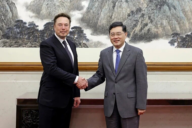 Илон Маск и министр иностранных дел Китая Цинь Ган. Фото: Министерство иностранных дел КНР