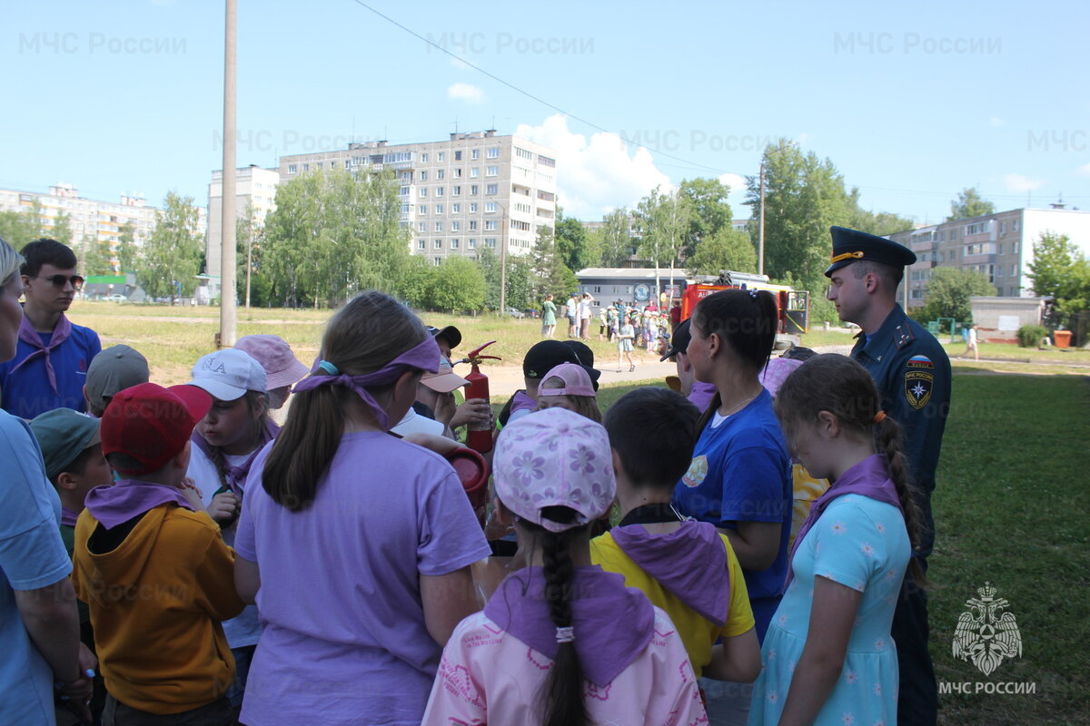 Сегодня в рамках заключительного дня в школе № 22 г. Костромы состоялся масштабный урок по безопасности для детей из разновозрастных отрядов.
