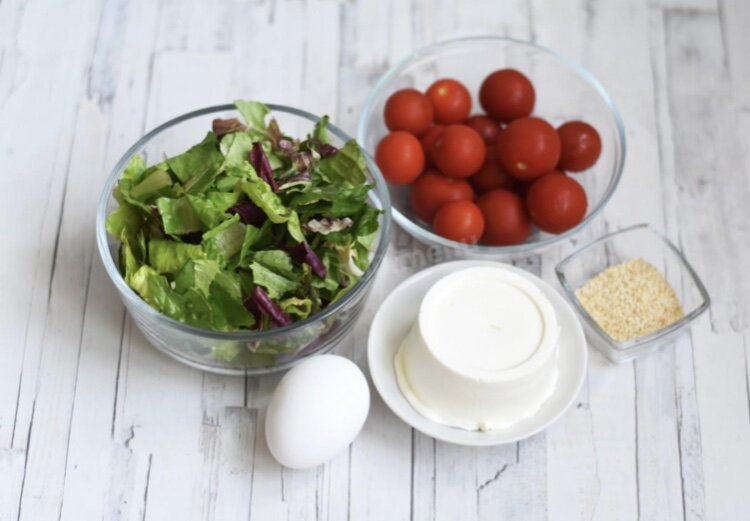 Очень вкусный, из простых ингредиентов, на скорую руку! Салатом из помидоров, сыра, чеснока можно начать новый день. В нем есть все, что нужно: свежие овощи, хрустящая зелень, нежный сыр, вареное яйцо и ароматная пикантная заправка на основе растительного масла. Хорошее настроение обеспечено на весь день!                                                     ИНГРЕДИЕНТЫ
Листья салата (готовая смесь салатных листьев)
- 600 гр.
Помидоры (Но можно взять любые помидоры, вкус от этого не изменится)-400  гр.
Творожный сыр-300  гр.
Яйца-2 шт.                                                 ЗАПРАВКА:
Оливковое масло-6  столовых ложек
Лимонный сок-2  столовые ложки 
Чеснок -4  зубчика
Перец черный молотый по вкусу
Соль по вкусу
Кунжут-2  столовые ложки                                    Как сделать салат из помидоров, сыра и чеснока, чтобы он получился вкусным, сытным и нетривиальным? Для начала подготовьте необходимые ингредиенты по списку. Помидоры берите любые, на вкус это никак не влияет, я взял черри (потому что в салате они смотрятся красивее). Сыр - любой мягкий. У меня творожный без добавок. Также можно использовать плавленый сыр, козий сыр, фету и т. д.
