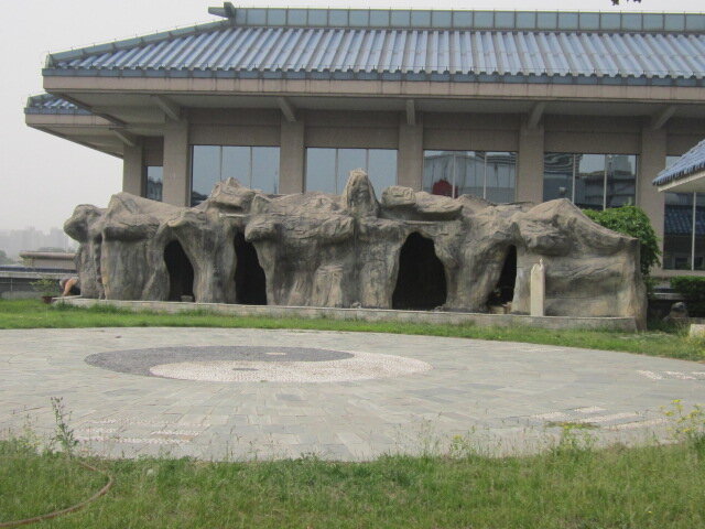 Пещеры для медитации в институте Кундавелл.