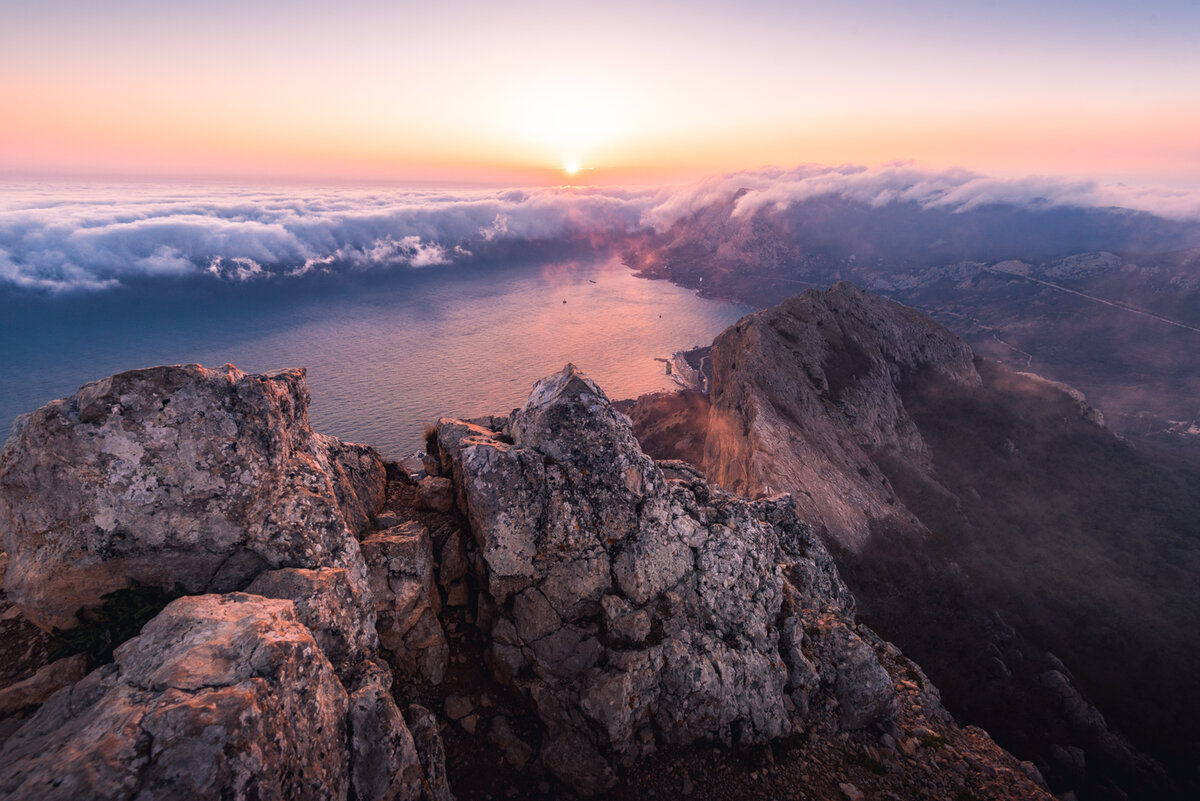 Вид с вершины Ильяс-Кая. Море облаков. Фото автора статьи