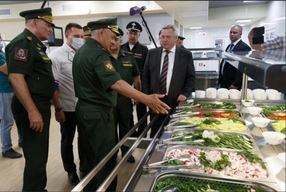 На фото от пресс-службы Минобороны РФ. Министр обороны проверяет  рацион питания военнослужащих одной из мотострелковых дивизии
