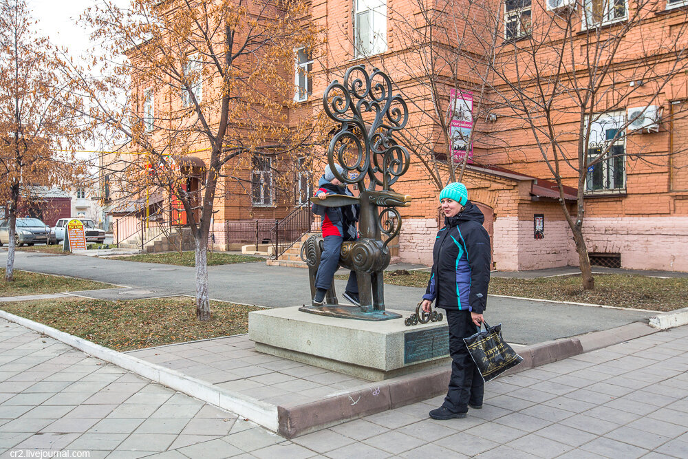 Памятники оренбурга. Оренбург памятник дворничихе. Памятник дворнику Оренбург. Одноплановые памятники Оренбурга. Статуи Оренбурга.