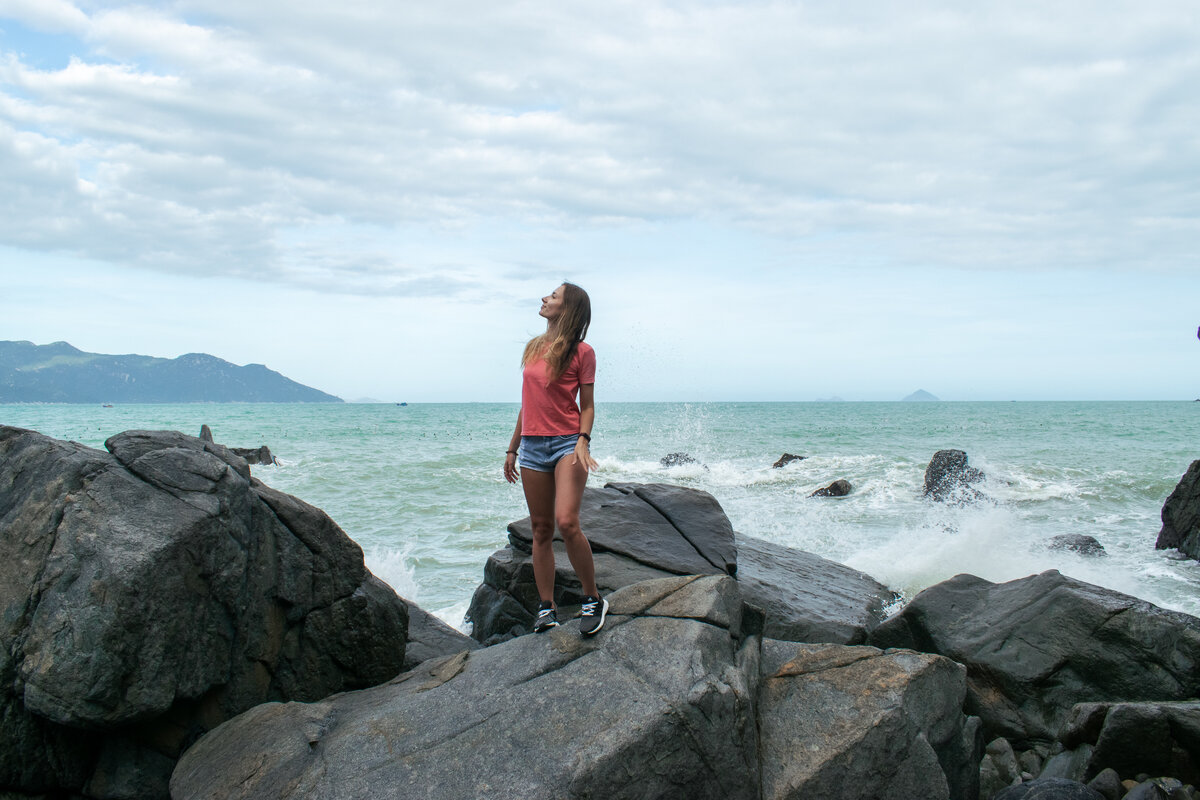 Девушка на море