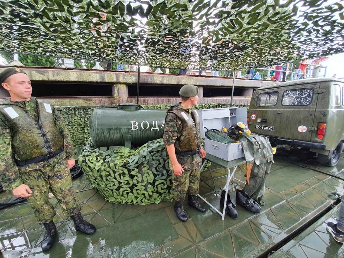 На фото от товарища. Бойцы -"химики" российской армии, а за спиной у них "ЦВ" с водой. Котел, вода и янтак - простой изотоник армии.