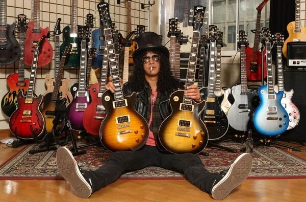 на фото гитарист американской хард-рок-группы Guns N’ Roses Slash со своей коллекцией гитар
