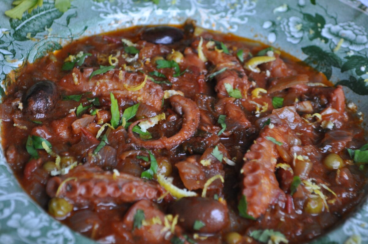 А вот и красавец осьминог. Красное вино делает не только вкус, но и цвет блюда более изысканным.