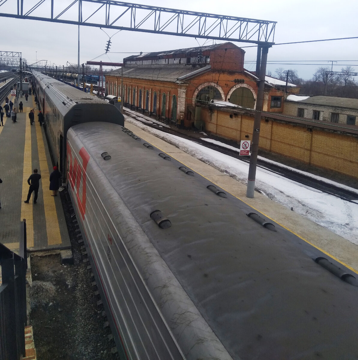 Листопадов вышел из вагона на каком то. Крыша вагона. Гребенка на крыше вагона. Дефлекторы на крыше вагончика. Вагоны на крышах в Можайске