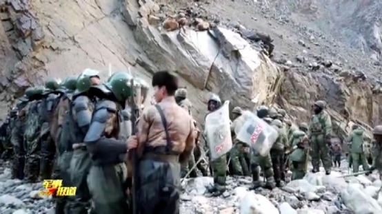 Герои НОАК, отстаивающие суверенитет Китая и территориальную целостность страны, вступили в вооруженный конфликт с индийскими захватчиками.