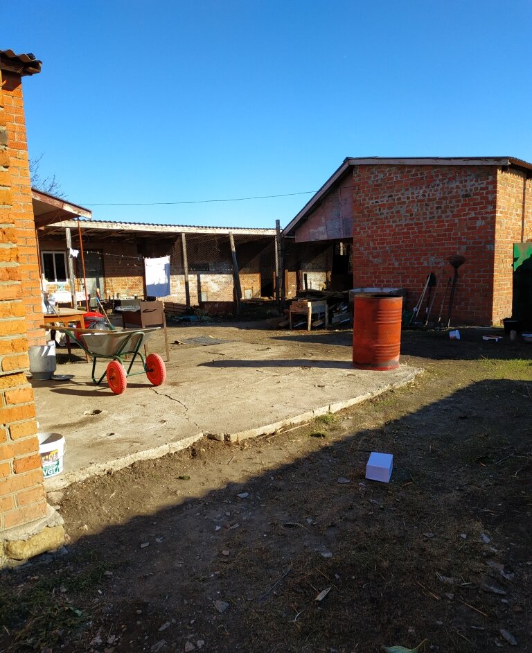 задний двор после полной уборки. 