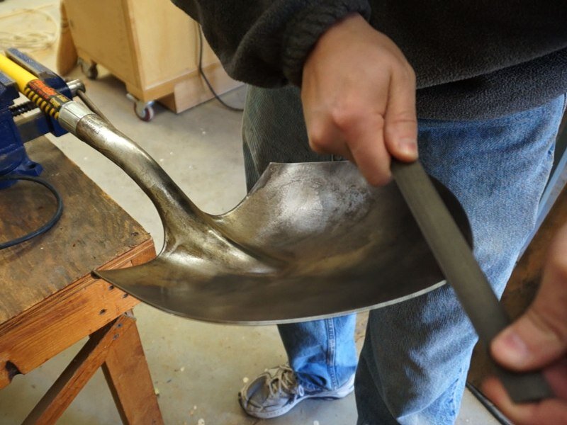 Хорошо заточенным инструментом  работать в огороде легче и приятнее