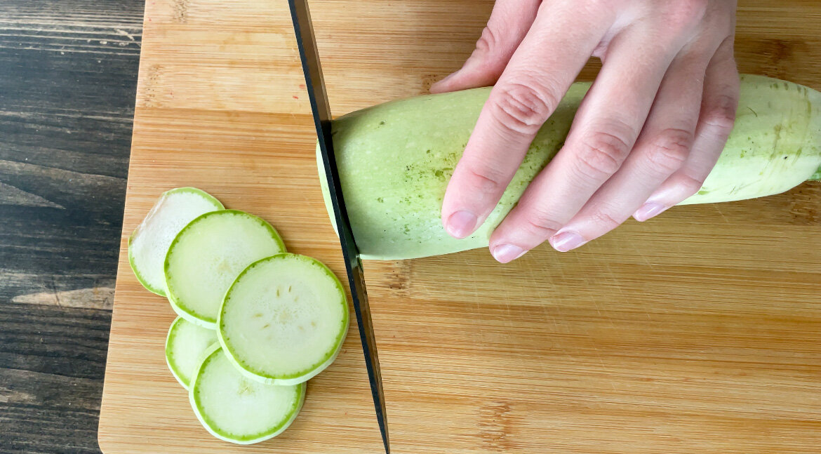 Если нарезать толсто, кабачок будет долго готовиться