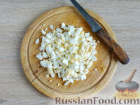  Яйца нарезать кубиками.