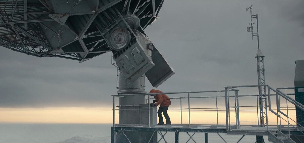 Кадр из фильма  Августин поворачивает антенну