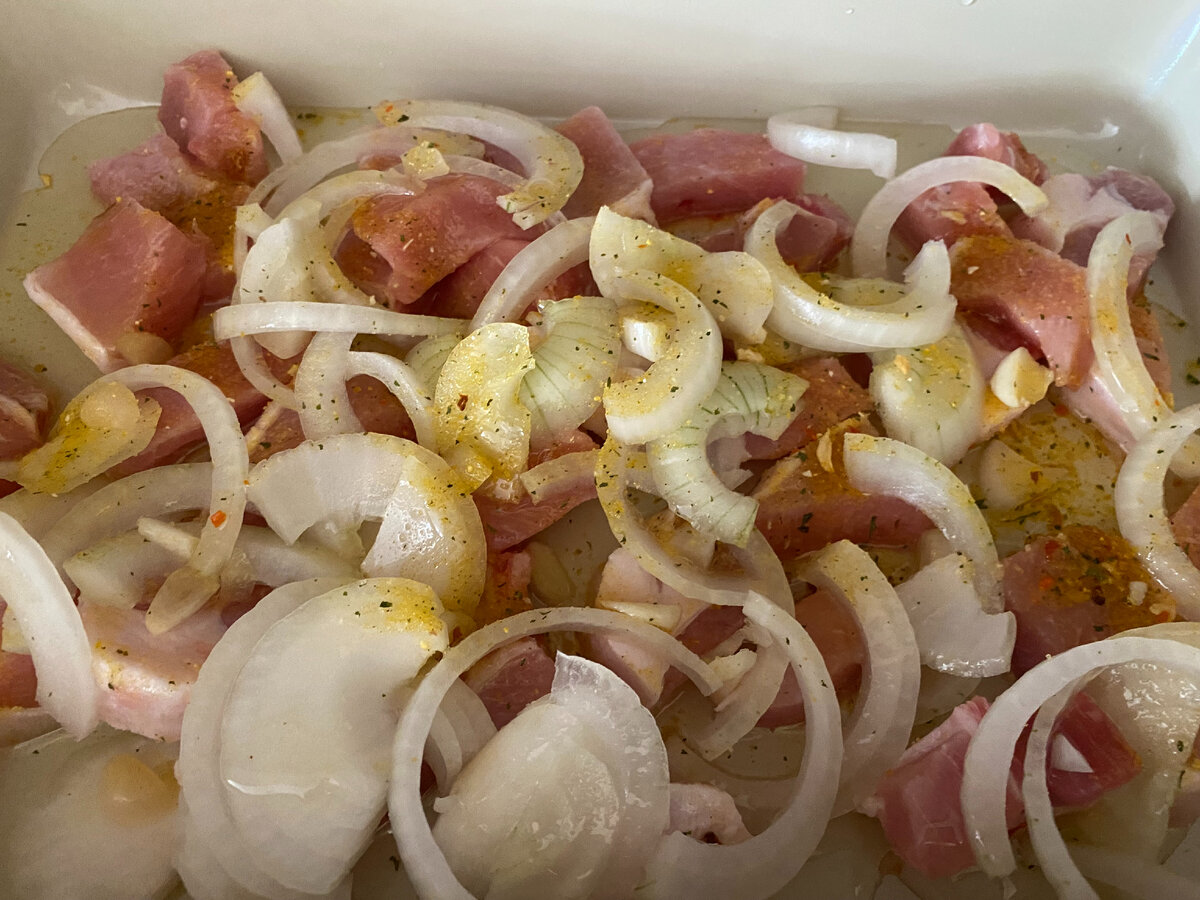 Мясо с луком, чесноком и приправами, залитое растительным маслом... Фото автора