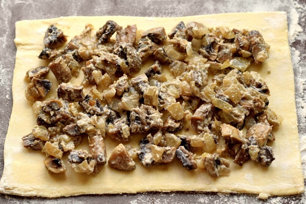Слоеный пирог лентяйский дежурный с грибами и сыром плавленым