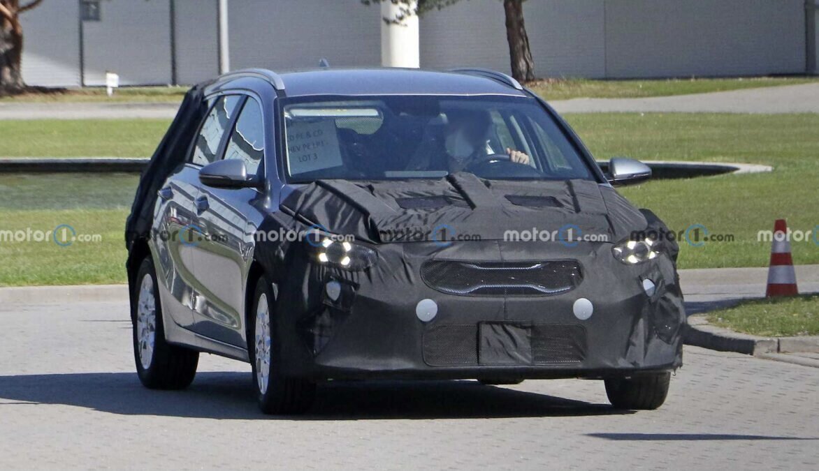 Компания Kia анонсировала премьеру обновленного семейства Ceed, которая состоится уже сегодня, 14 июля. Дабы скрасить ожидание, корейцы выложили фотографию новинки, дающую первое представление о грядущих переменах.На далеко не лучшем по качеству снимке показаны спортивный универсал ProCeed в топовой версии GT, а также базовый хетчбэк и обычный универсал Ceed SW со спортивной отделкой GT Line. Последний, судя по зарядке, оснащен плагин-гибридной силовой установкой.Все изменения точечные: немного другой передний бампер с новыми фальш-воздухозаборниками по бокам, «рукописный» логотип Kia и новая светодиодная «начинка» в фарах, которые, по-видимому, сохранят форму предшественников.Салон рестайлинговых «Сидов» преобразят цифровая приборная панель диагональю 12,3 дюйма и увеличенный до 10,25 дюйма тачскрин мультимедиа, а в гамме двигателей, вероятно, останется прежний набор агрегатов – с 1,5-литровым 160-сильным турбомотором (со стартер-генератором и без) и умеренно-гибридной силовой установкой на базе литрового 120-сильного турбомотора.В России хэтчбек и универсал Kia Ceed представлены со 128-сильным «атмосферником» 1.6 в паре с шестиступенчатой «механикой» или шестиступенчатым «автоматом», а также 140-сильным турбомотором 1.4 в сочетании с «роботом» 7DCT. Шутинг-брейк Kia ProCeed продается с двумя турбированными двигателями: 1.4 T-GDI и 1.6 T-GDI, соответственно выдающими 140 и 200 лошадиных сил.