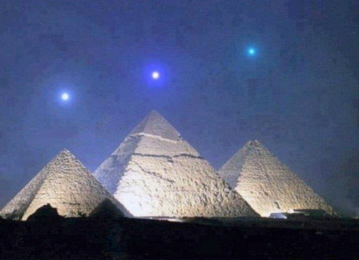 Меркурий, Венера и Сатурн над пирамидами Гизы, Египет. Подобное происходит раз в 1488 лет  pic.twitter.com/xzNBHmcw7l